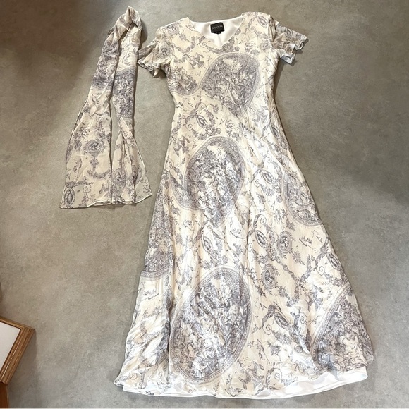 Kay Unger Long Dress. Lined. 
Matching scarf. 
V-neck. Size 10 - Picture 2 of 10